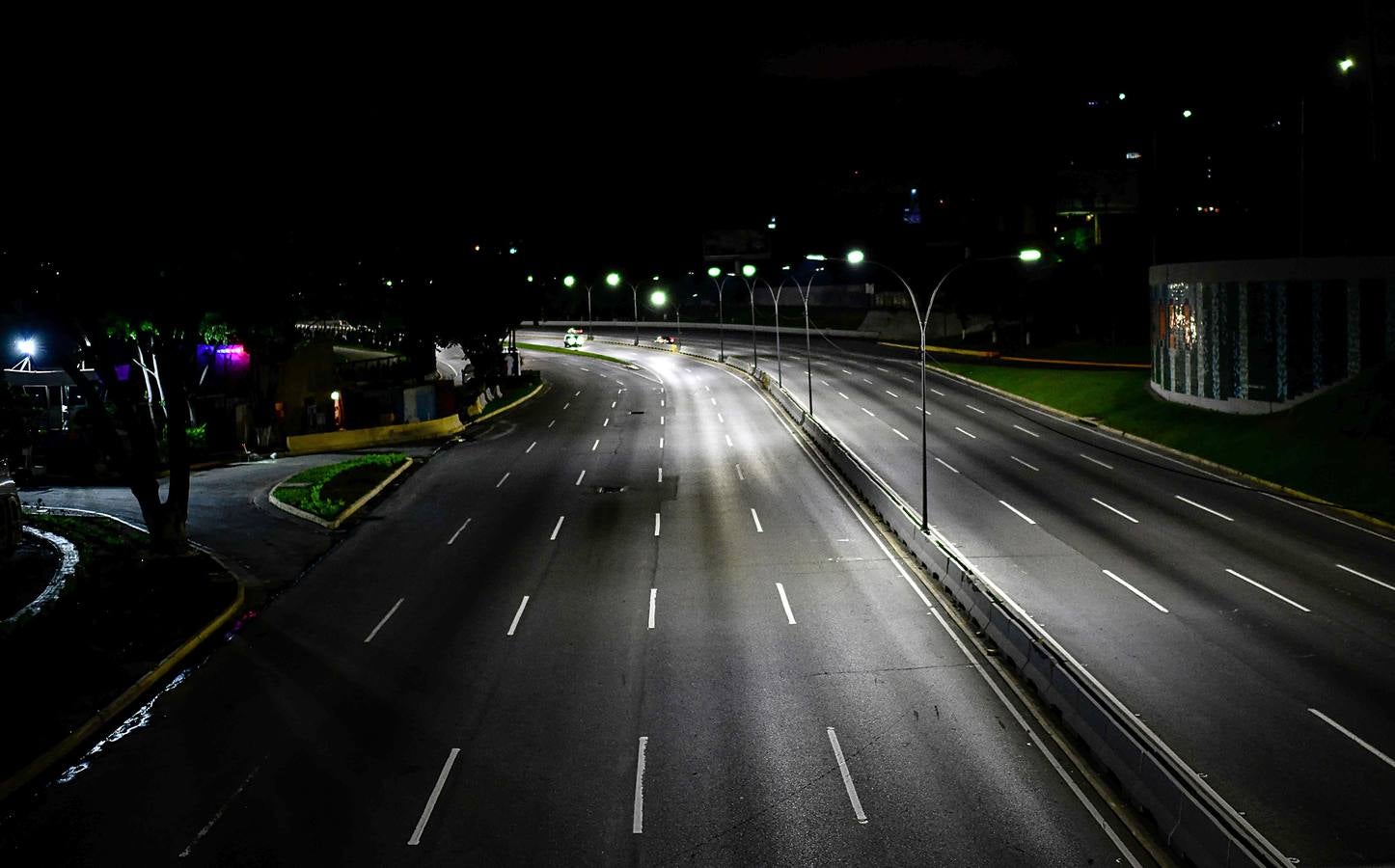 Cuando el sol se pone, las bulliciosas calles de Caracas se apagan y reinan la soledad y el crimen. La capital venezolana, castigada por la crisis económica, parece un oscuro desierto de más de dos millones de habitantes, en el que se desvanece la vida. Según datos de diferentes ONG`s, en 2017 se registraron alrededor de 26.000 muertes violentas en Venezuela, con una tasa de 89 por cada 100.000 habitantes, una cifra 15 veces mayor que el promedio mundial.