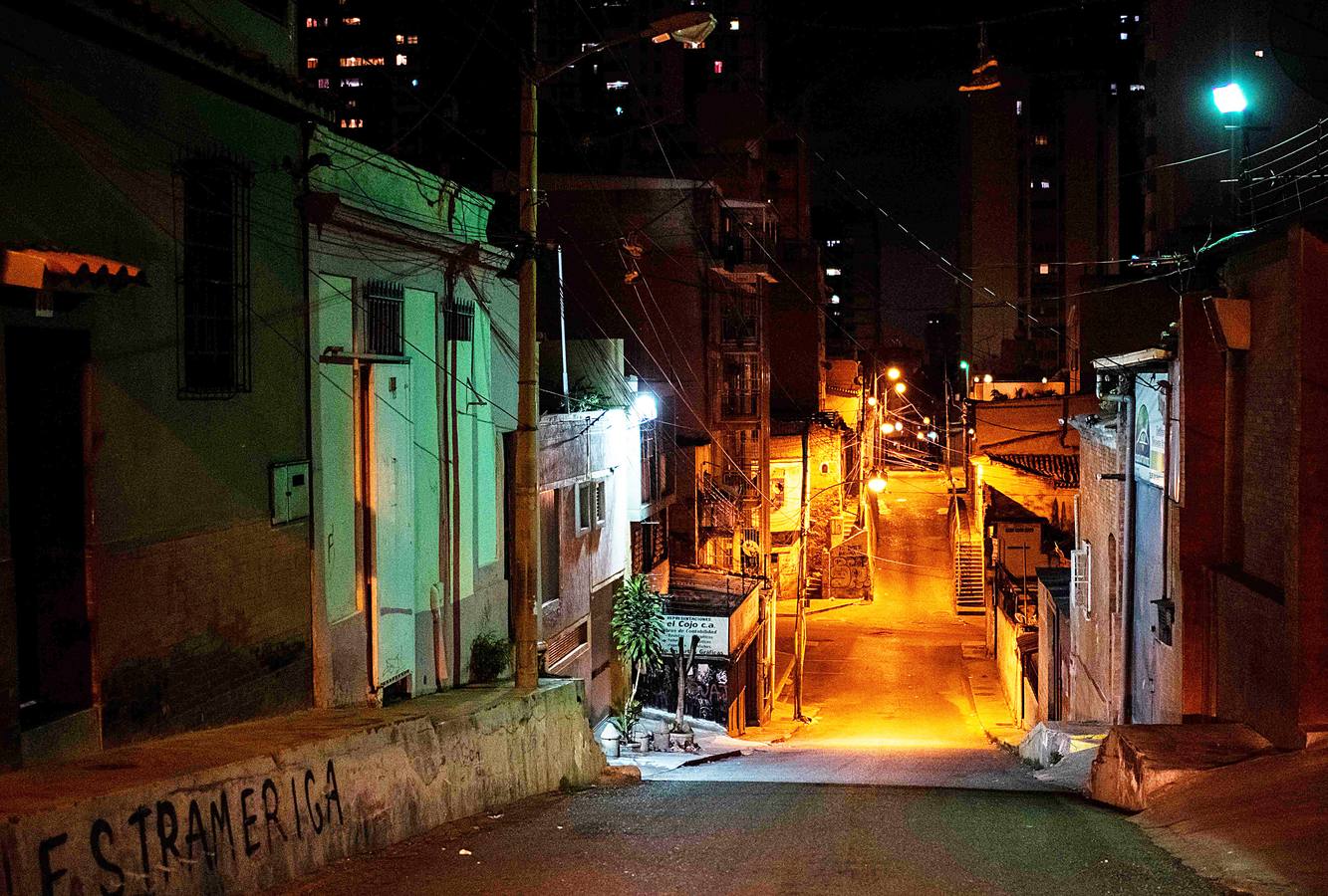 Cuando el sol se pone, las bulliciosas calles de Caracas se apagan y reinan la soledad y el crimen. La capital venezolana, castigada por la crisis económica, parece un oscuro desierto de más de dos millones de habitantes, en el que se desvanece la vida. Según datos de diferentes ONG`s, en 2017 se registraron alrededor de 26.000 muertes violentas en Venezuela, con una tasa de 89 por cada 100.000 habitantes, una cifra 15 veces mayor que el promedio mundial.