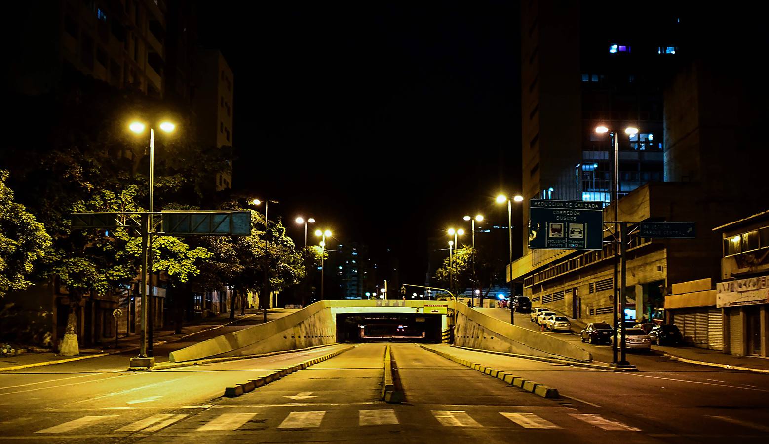 Cuando el sol se pone, las bulliciosas calles de Caracas se apagan y reinan la soledad y el crimen. La capital venezolana, castigada por la crisis económica, parece un oscuro desierto de más de dos millones de habitantes, en el que se desvanece la vida. Según datos de diferentes ONG`s, en 2017 se registraron alrededor de 26.000 muertes violentas en Venezuela, con una tasa de 89 por cada 100.000 habitantes, una cifra 15 veces mayor que el promedio mundial.