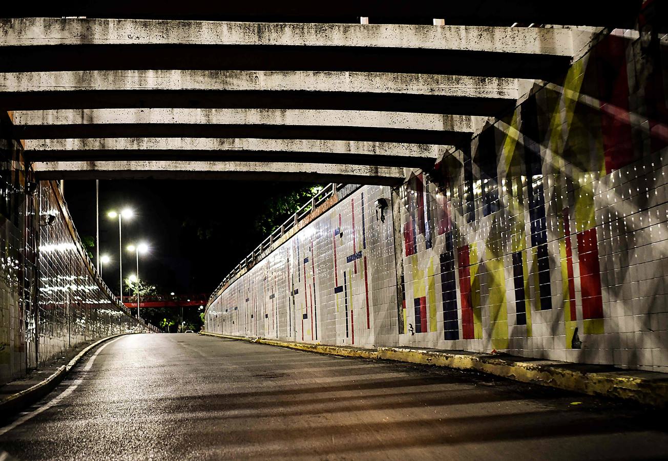 Cuando el sol se pone, las bulliciosas calles de Caracas se apagan y reinan la soledad y el crimen. La capital venezolana, castigada por la crisis económica, parece un oscuro desierto de más de dos millones de habitantes, en el que se desvanece la vida. Según datos de diferentes ONG`s, en 2017 se registraron alrededor de 26.000 muertes violentas en Venezuela, con una tasa de 89 por cada 100.000 habitantes, una cifra 15 veces mayor que el promedio mundial.