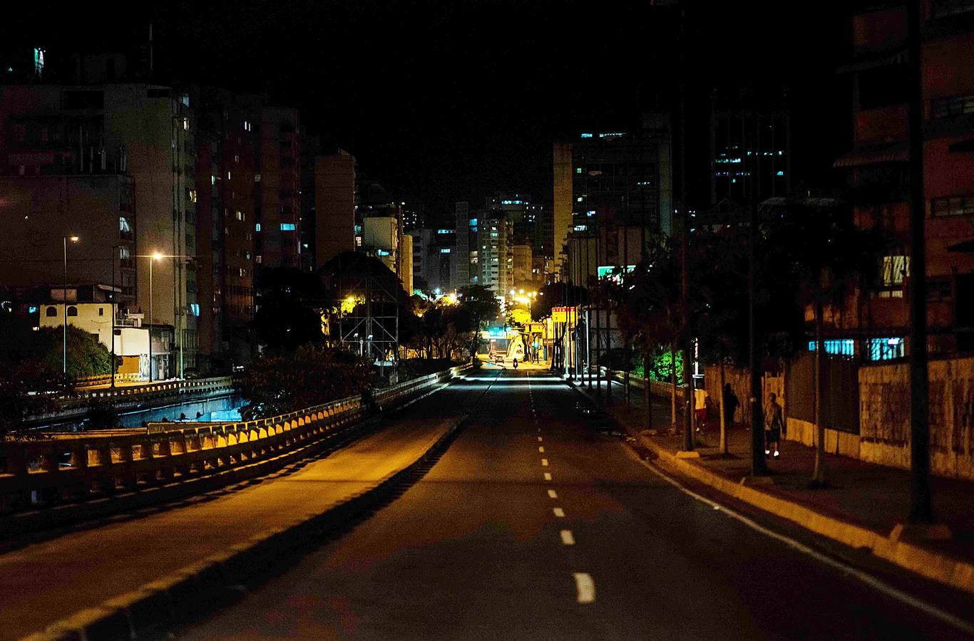 Cuando el sol se pone, las bulliciosas calles de Caracas se apagan y reinan la soledad y el crimen. La capital venezolana, castigada por la crisis económica, parece un oscuro desierto de más de dos millones de habitantes, en el que se desvanece la vida. Según datos de diferentes ONG`s, en 2017 se registraron alrededor de 26.000 muertes violentas en Venezuela, con una tasa de 89 por cada 100.000 habitantes, una cifra 15 veces mayor que el promedio mundial.