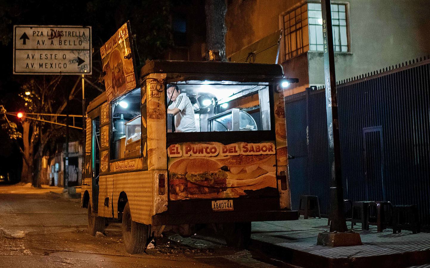 Cuando el sol se pone, las bulliciosas calles de Caracas se apagan y reinan la soledad y el crimen. La capital venezolana, castigada por la crisis económica, parece un oscuro desierto de más de dos millones de habitantes, en el que se desvanece la vida. Según datos de diferentes ONG`s, en 2017 se registraron alrededor de 26.000 muertes violentas en Venezuela, con una tasa de 89 por cada 100.000 habitantes, una cifra 15 veces mayor que el promedio mundial.