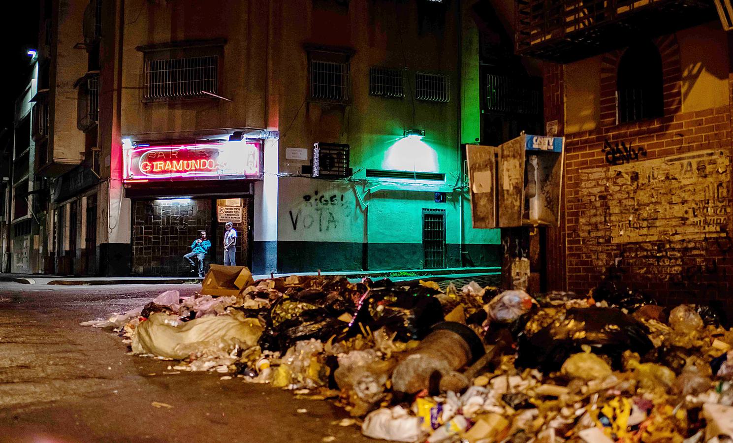 Cuando el sol se pone, las bulliciosas calles de Caracas se apagan y reinan la soledad y el crimen. La capital venezolana, castigada por la crisis económica, parece un oscuro desierto de más de dos millones de habitantes, en el que se desvanece la vida. Según datos de diferentes ONG`s, en 2017 se registraron alrededor de 26.000 muertes violentas en Venezuela, con una tasa de 89 por cada 100.000 habitantes, una cifra 15 veces mayor que el promedio mundial.