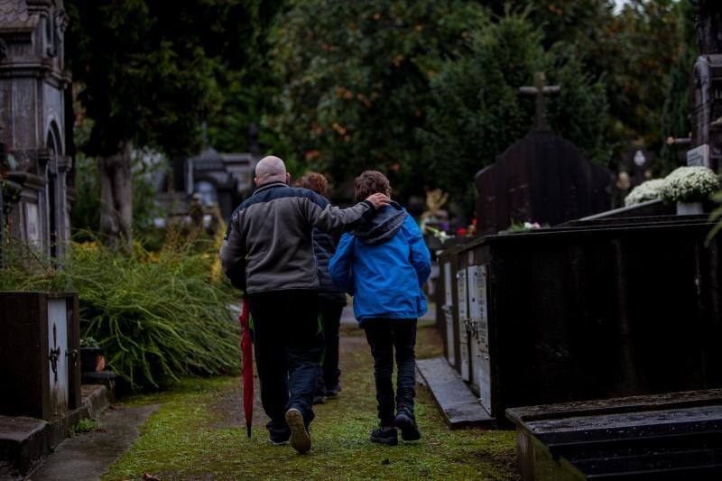 Muchos vizcaínos han aprovechado la jornada de Todos los Santos para acercarse a los cementerios a rendir homenaje a sus seres queridos 