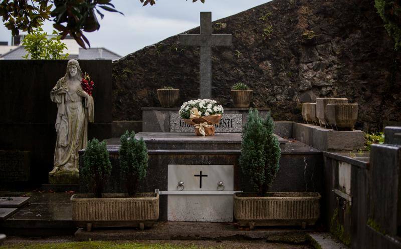 Muchos vizcaínos han aprovechado la jornada de Todos los Santos para acercarse a los cementerios a rendir homenaje a sus seres queridos 