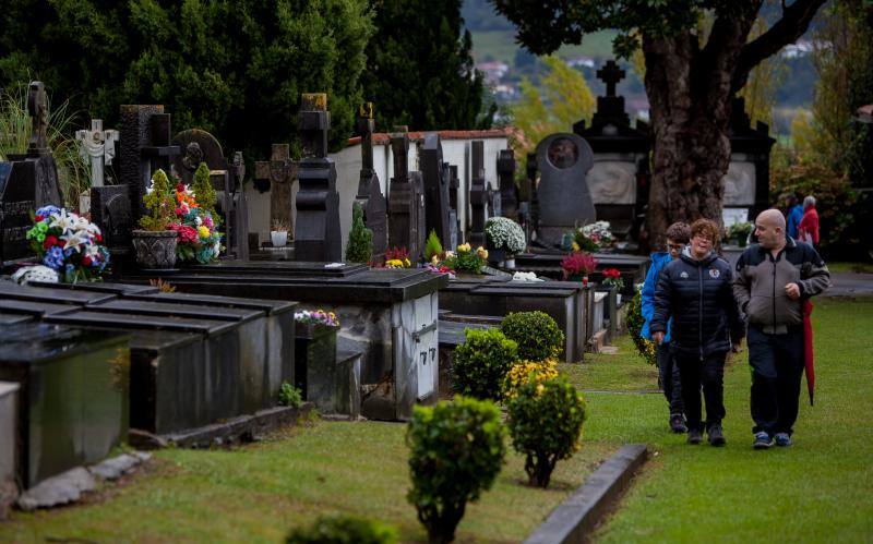 Muchos vizcaínos han aprovechado la jornada de Todos los Santos para acercarse a los cementerios a rendir homenaje a sus seres queridos 