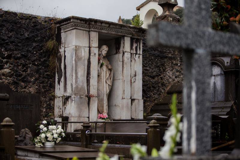 Muchos vizcaínos han aprovechado la jornada de Todos los Santos para acercarse a los cementerios a rendir homenaje a sus seres queridos 