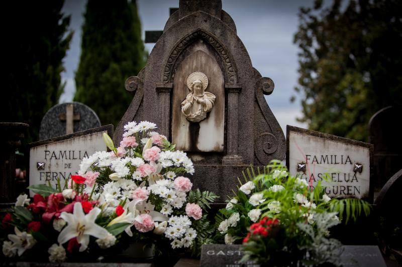 Muchos vizcaínos han aprovechado la jornada de Todos los Santos para acercarse a los cementerios a rendir homenaje a sus seres queridos 