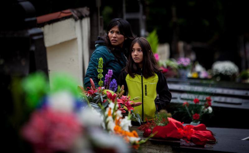 Muchos vizcaínos han aprovechado la jornada de Todos los Santos para acercarse a los cementerios a rendir homenaje a sus seres queridos 