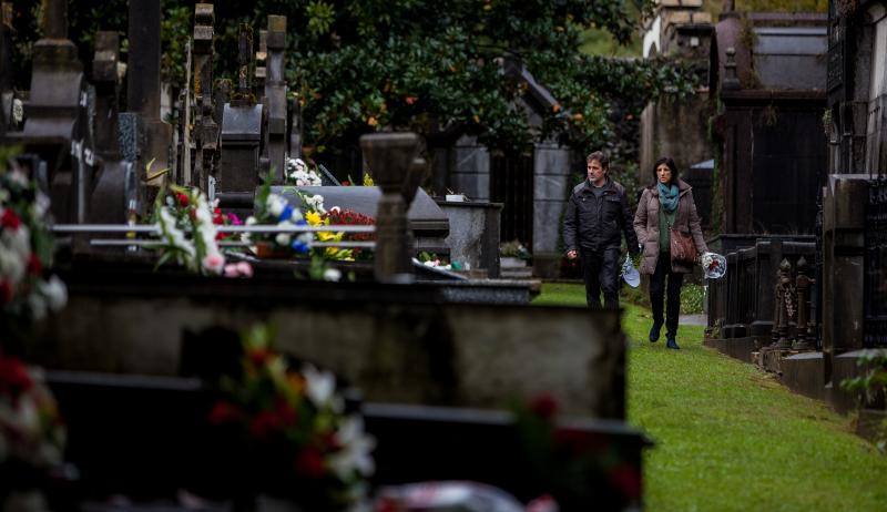 Muchos vizcaínos han aprovechado la jornada de Todos los Santos para acercarse a los cementerios a rendir homenaje a sus seres queridos 