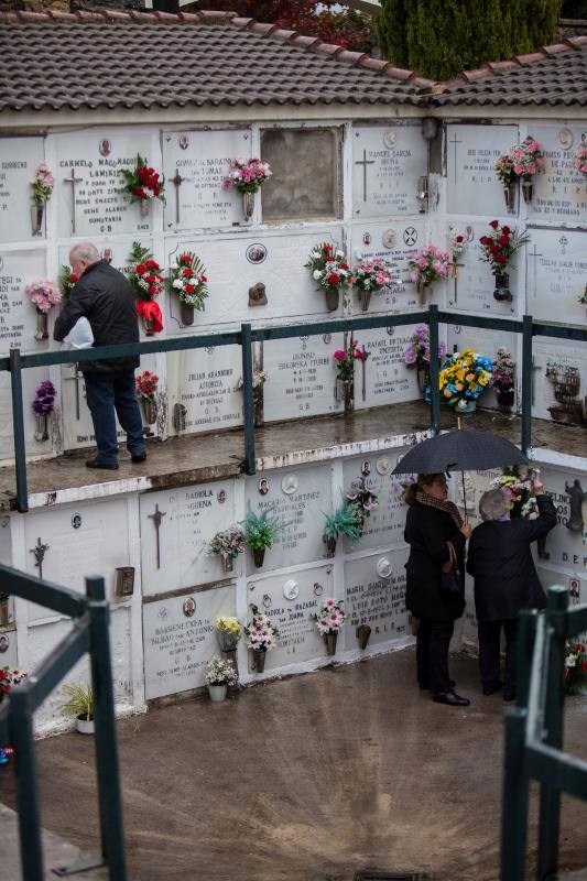 Muchos vizcaínos han aprovechado la jornada de Todos los Santos para acercarse a los cementerios a rendir homenaje a sus seres queridos 