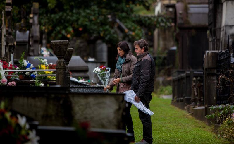 Muchos vizcaínos han aprovechado la jornada de Todos los Santos para acercarse a los cementerios a rendir homenaje a sus seres queridos 
