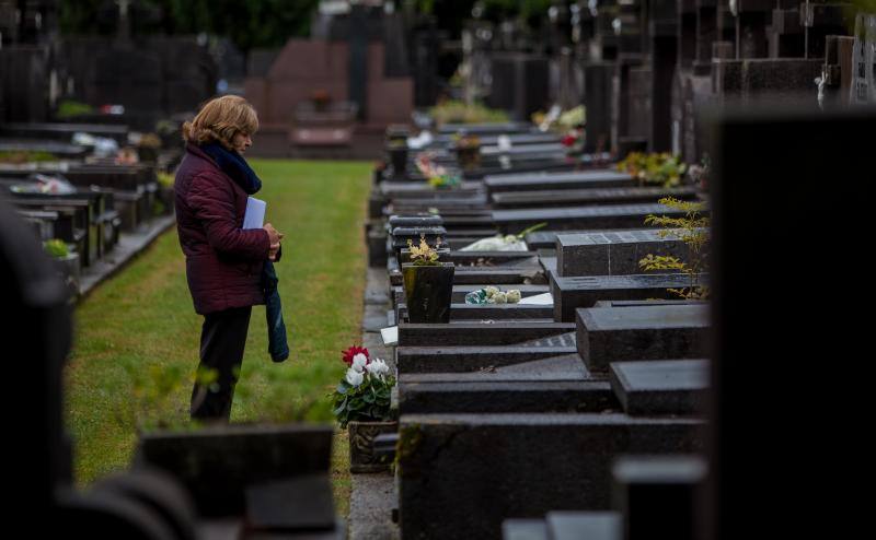 Muchos vizcaínos han aprovechado la jornada de Todos los Santos para acercarse a los cementerios a rendir homenaje a sus seres queridos 