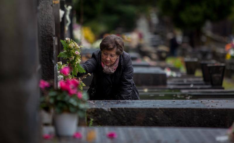 Muchos vizcaínos han aprovechado la jornada de Todos los Santos para acercarse a los cementerios a rendir homenaje a sus seres queridos 