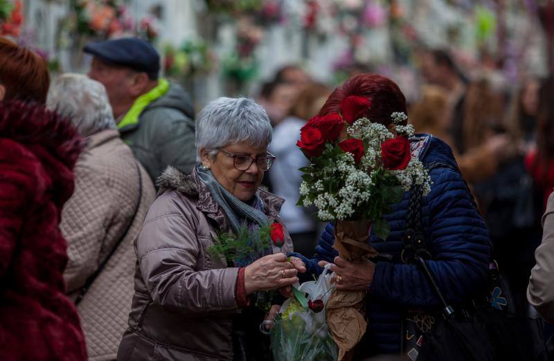 Muchos vizcaínos han aprovechado la jornada de Todos los Santos para acercarse a los cementerios a rendir homenaje a sus seres queridos 