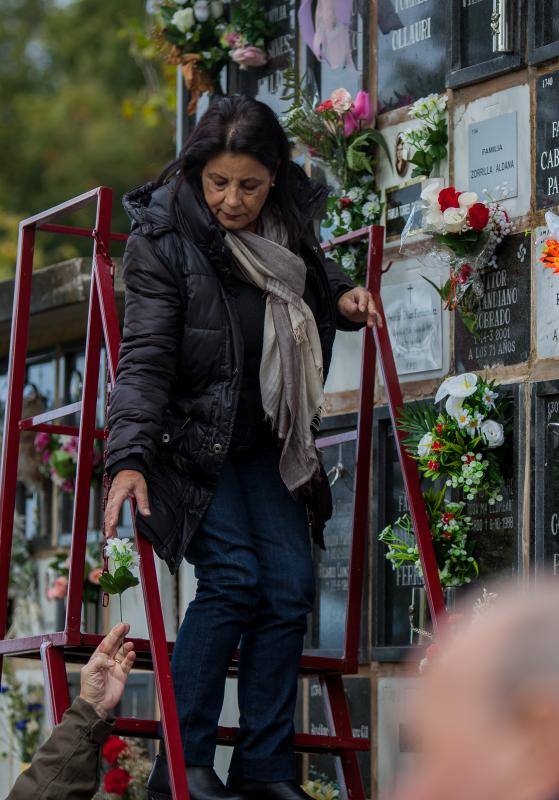 Muchos vizcaínos han aprovechado la jornada de Todos los Santos para acercarse a los cementerios a rendir homenaje a sus seres queridos 