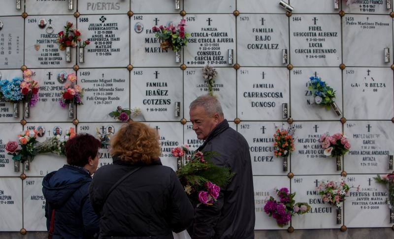Muchos vizcaínos han aprovechado la jornada de Todos los Santos para acercarse a los cementerios a rendir homenaje a sus seres queridos 