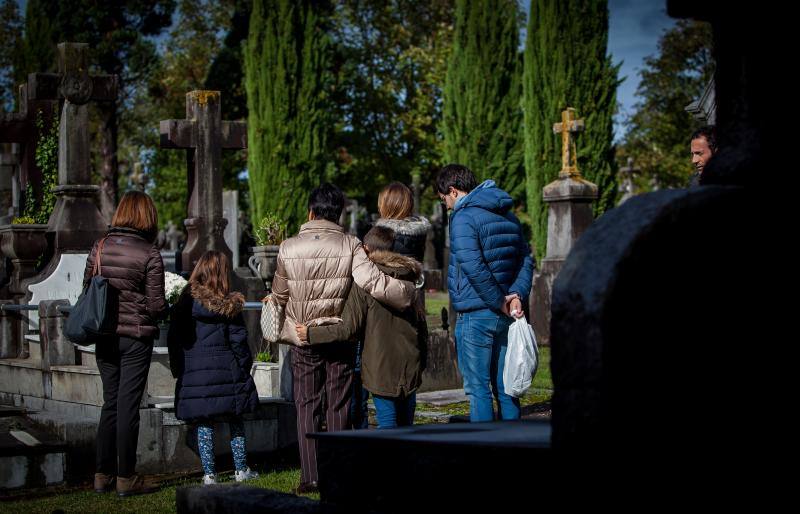 Muchos vizcaínos han aprovechado la jornada de Todos los Santos para acercarse a los cementerios a rendir homenaje a sus seres queridos 