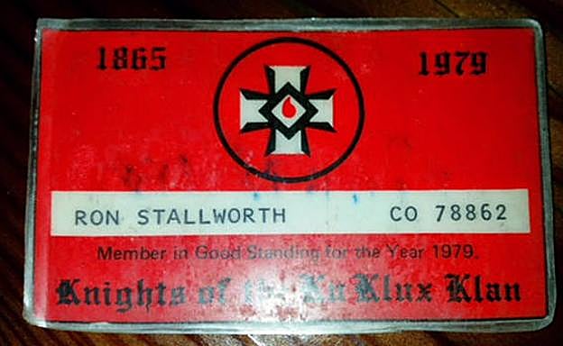 Imagen principal - Dos documentos reales: el único carné de un negro en la historia del Ku Klux Klan y la identificación como agente de policía de Ronnie Stallworth, retratado en la actualidad.