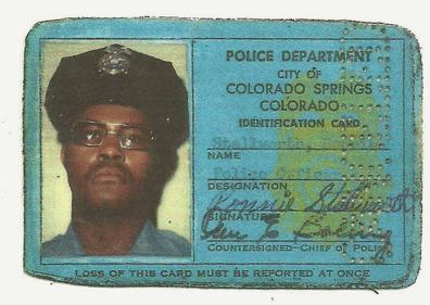 Imagen secundaria 1 - Dos documentos reales: el único carné de un negro en la historia del Ku Klux Klan y la identificación como agente de policía de Ronnie Stallworth, retratado en la actualidad.