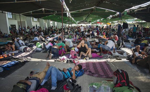 Los inmigrantes centroamericanos, durante su descanso en la localidad mexicana de Juchitán.