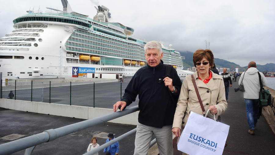 Unos cruceristas, después de atracar en el Puerto de Bilbao.