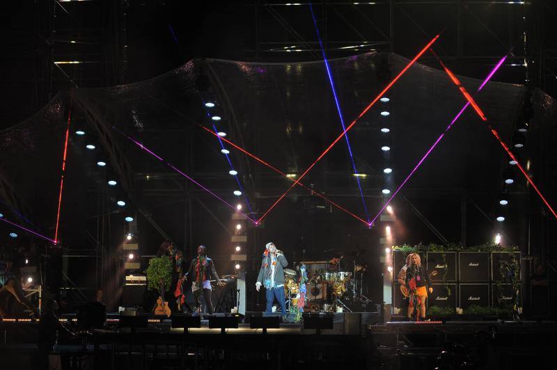 La banda, que actúa este sábado en el estadio del Athletic, realiza su primera toma de contacto con el escenario en el que también actuarán Muse y Berri Txarrak