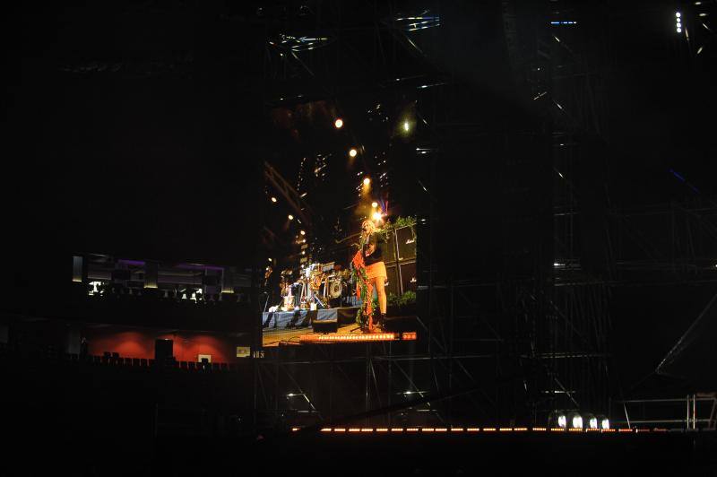 La banda, que actúa este sábado en el estadio del Athletic, realiza su primera toma de contacto con el escenario en el que también actuarán Muse y Berri Txarrak