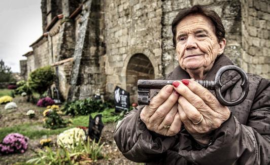 'Fredes' Quintana sostiene la gran llave da la iglesia de San Miguel de Labraza.