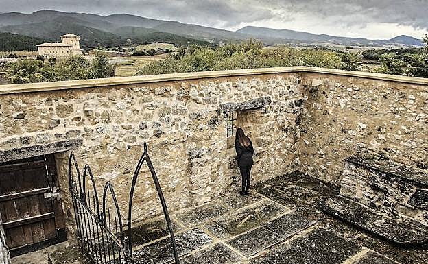 Una visitante observa por el ventanuco que da hacia la torre-palacio de los Varona.
