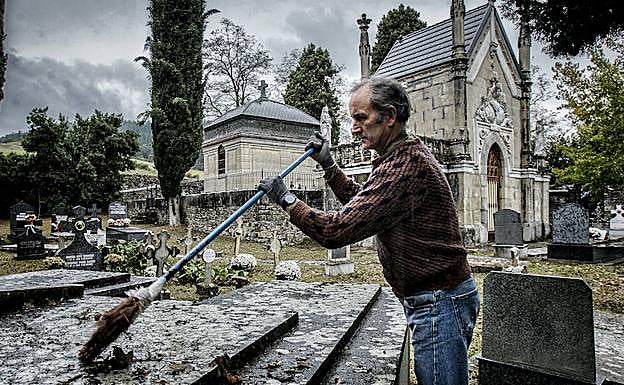 Arturo Gorbea adecenta el panteón de su familia en Llanteno.