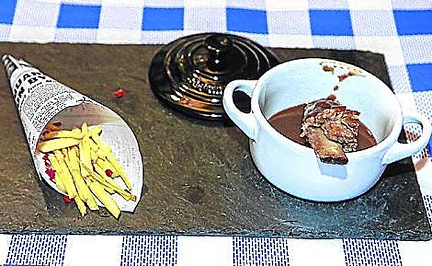 La costilla de cerdo con su salsa de carrilleras.