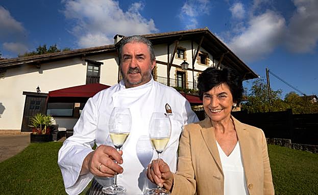 Mari Asun Ibarrondo y Jabier Gartzia brindan a las puertas del restaurante.