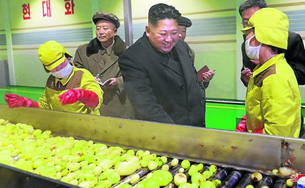 El líder norcoreano, Kim Jong-un, de visita en una fábrica en Samjiyon. 