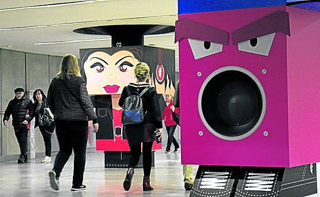 Dos instalaciones recuerdan a los viajeros del metro que están en la semana de los MTV en Bizkaia.
