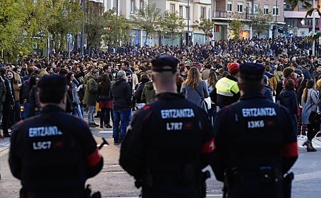 La Ertzaintza vigila las inmediaciones de San Mamés.
