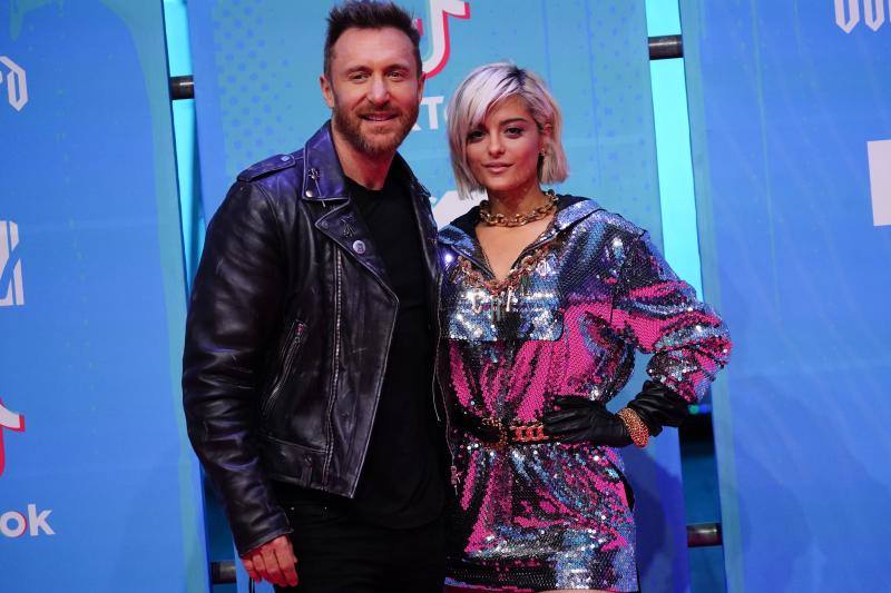 David Guetta posa con Bebe Rexha