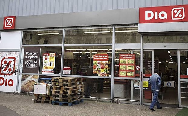 Un hombre entra en supermercado de Dia. 