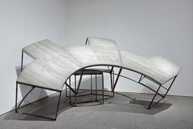 Asier Mendizabal (1973). La ruota dentata (La rueda dentada), 2009. Hierro y hormigón. 170 x 390 x 290 cm. Museo Nacional Centro de Arte Reina Sofía. 