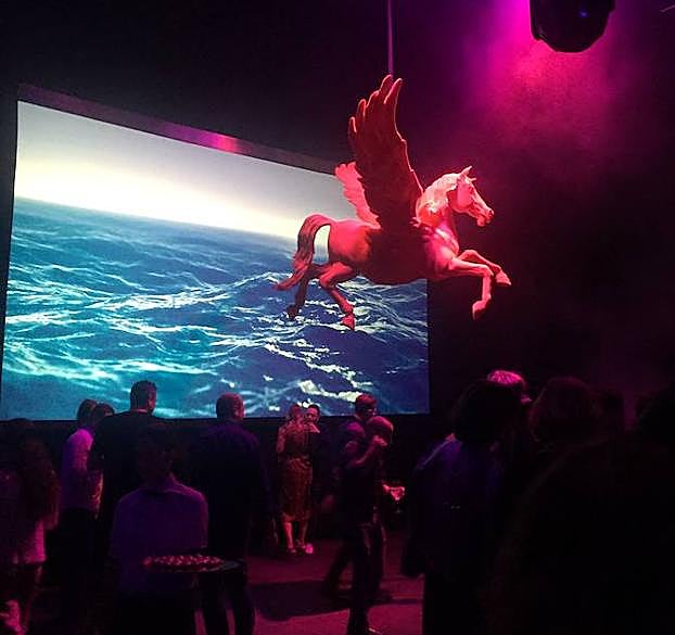 Un caballo colgado del techo amenizaba la fiesta. 