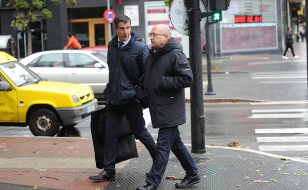 De Miguel junto a su abogado se dirigen a la entrada del Palacio de Justicia.