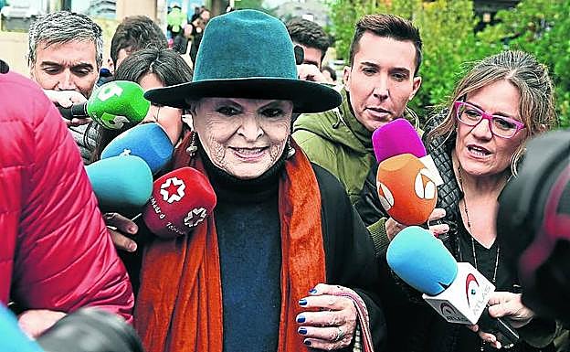 Lucía Bosé, ayer a la salida de la Audiencia de Madrid.