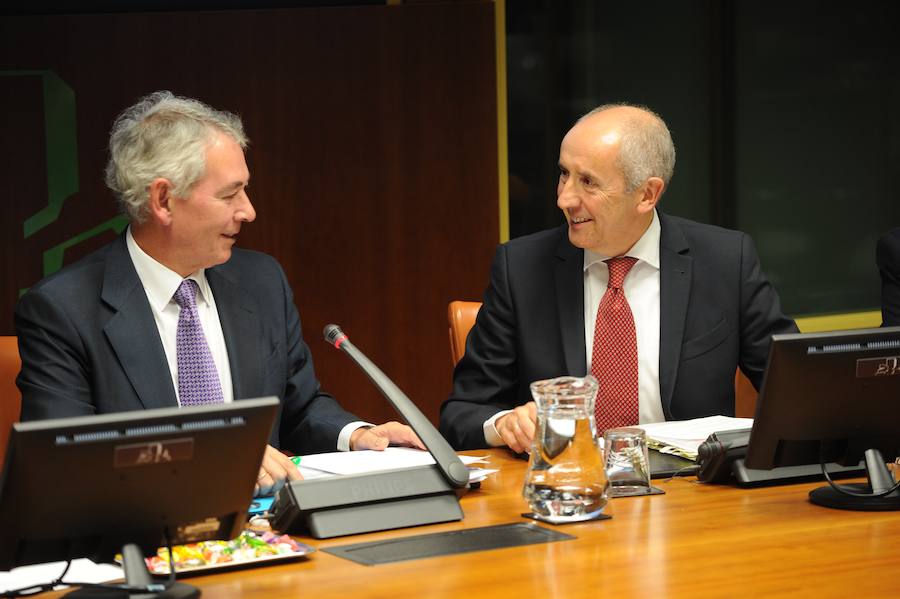Damborenea y Erkoreka, durante la presentación del borrador en Vitoria. 