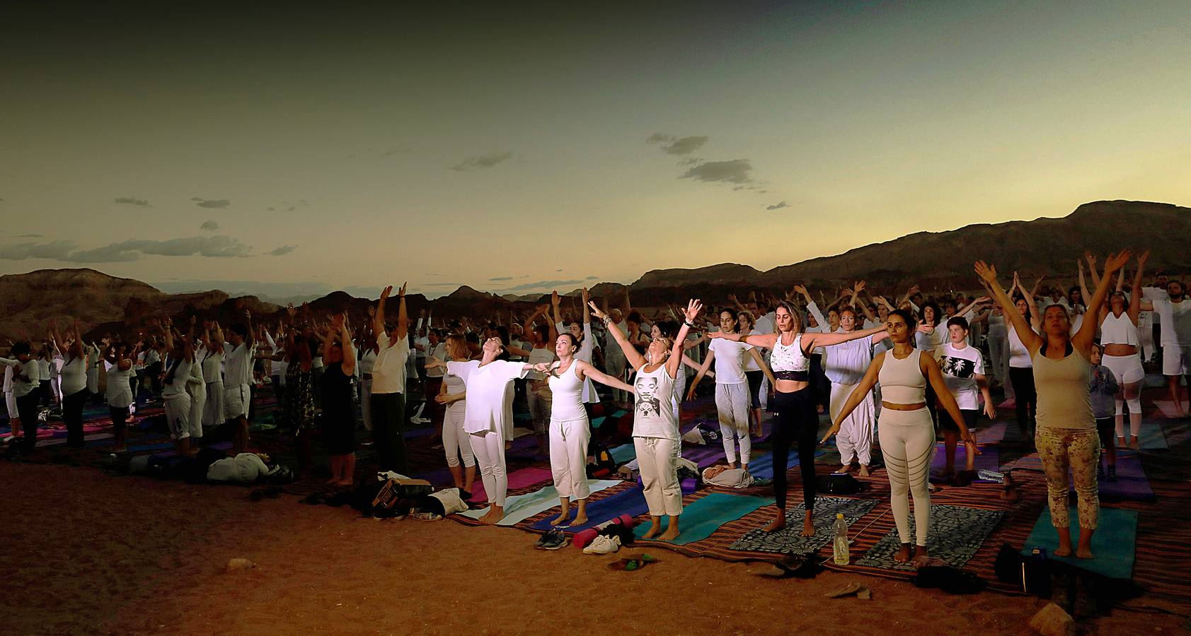 El festival Arava Yoga, es una experiencia única en contacto con la naturaleza. Los participantes en este evento, que se celebra en el valle de Timna, en Israel, una zona geológica conocida por la extracción de cobre, realizan los ejercicios rodeados por el paisaje del desierto, en medio de impresionantes formaciones rocosas y restos arqueológicos. Las prácticas se llevan a cabo al pie de los pilares de Salomón, ubicados entre pozos mineros y huellas de hornos de fundición del antiguo imperio egipcio.