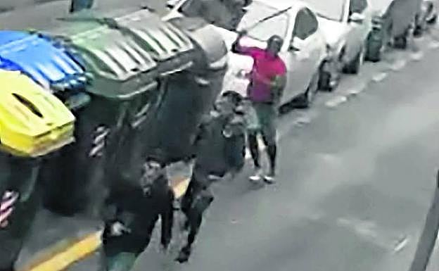 Escena del vídeo en el que el hostelero ahuyenta a los jóvenes. 