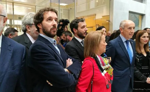 Iñigo y Jordi, hijos del juez Lidón junto a su viuda, Marisa Galarraga.