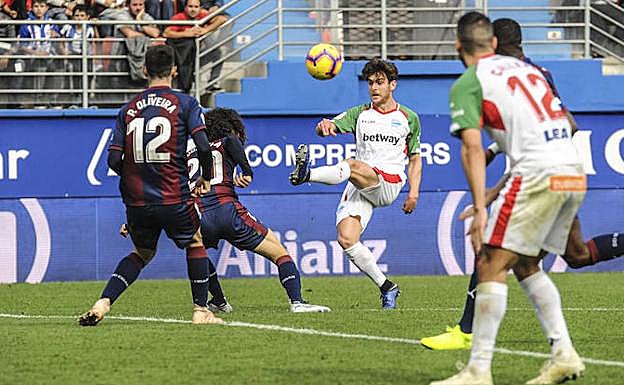 Ibai Gómez trata de controlar la pelota en el encuentro del domingo ante el Eibar.