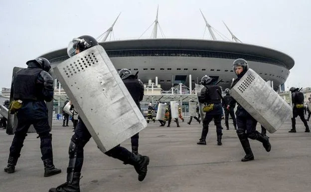 Policías rusos durante un ejercicio de seguridad en el estadio de San Petersburgo. 