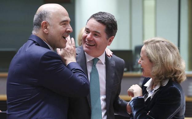 Pierre Moscovici, a la izquierda, charla con el irlandés Donohoe y la ministra Nadia Calviño.