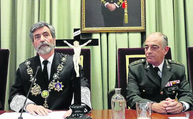 Carlos Lesmes, junto al nuevo presidente del Tribunal Militar Central, Carlos Melón Muñoz. 